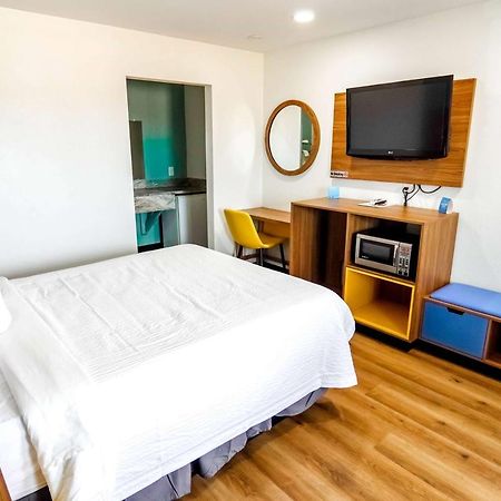Beyond Stay Hotel Victorville Downtown Bagian luar foto