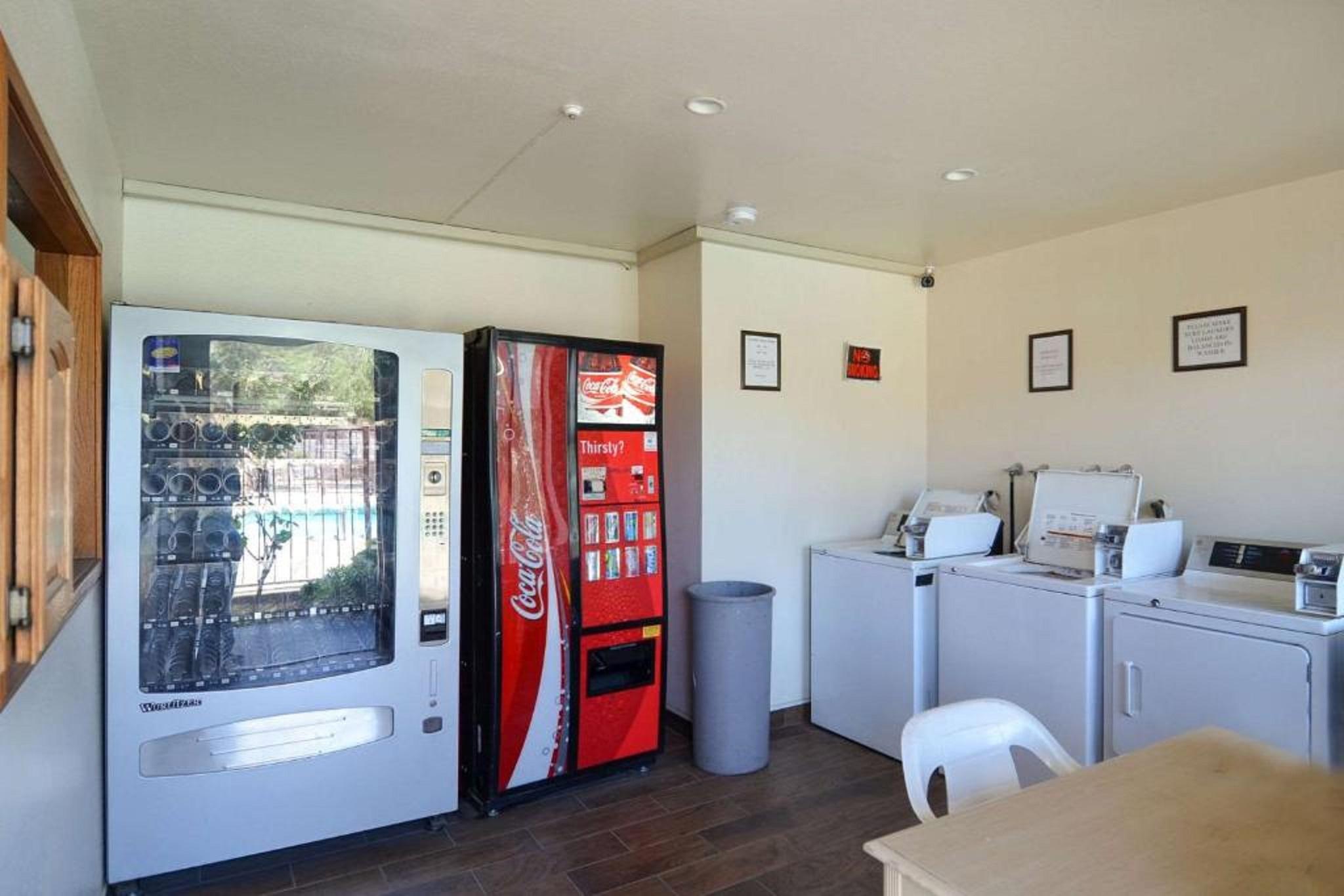 Beyond Stay Hotel Victorville Downtown Bagian luar foto