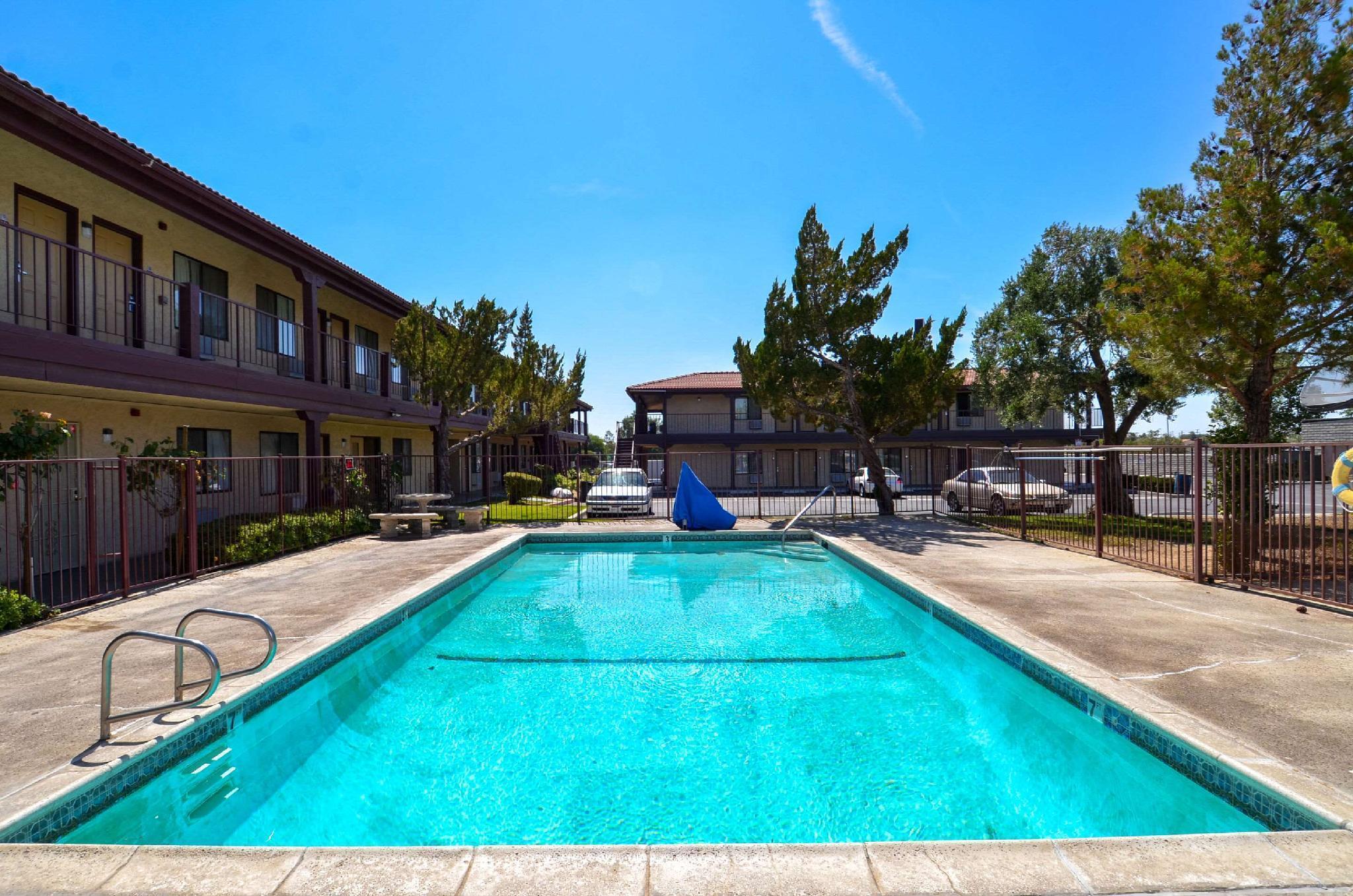 Beyond Stay Hotel Victorville Downtown Bagian luar foto