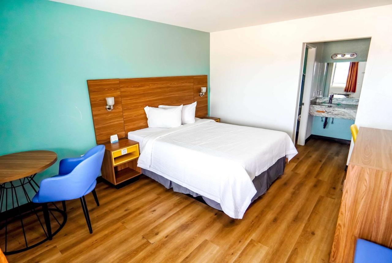 Beyond Stay Hotel Victorville Downtown Bagian luar foto