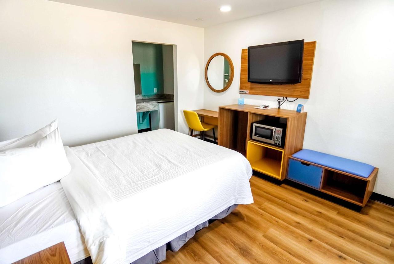 Beyond Stay Hotel Victorville Downtown Bagian luar foto