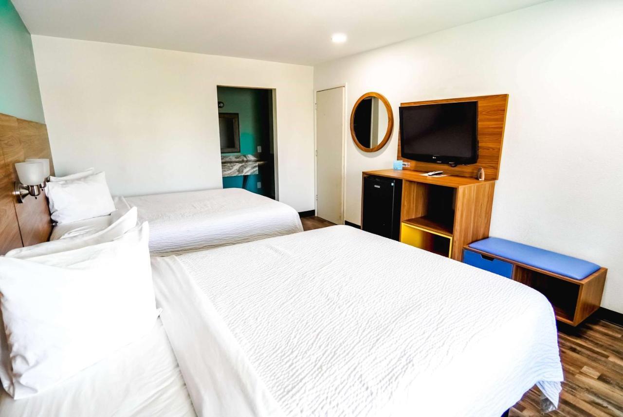 Beyond Stay Hotel Victorville Downtown Bagian luar foto
