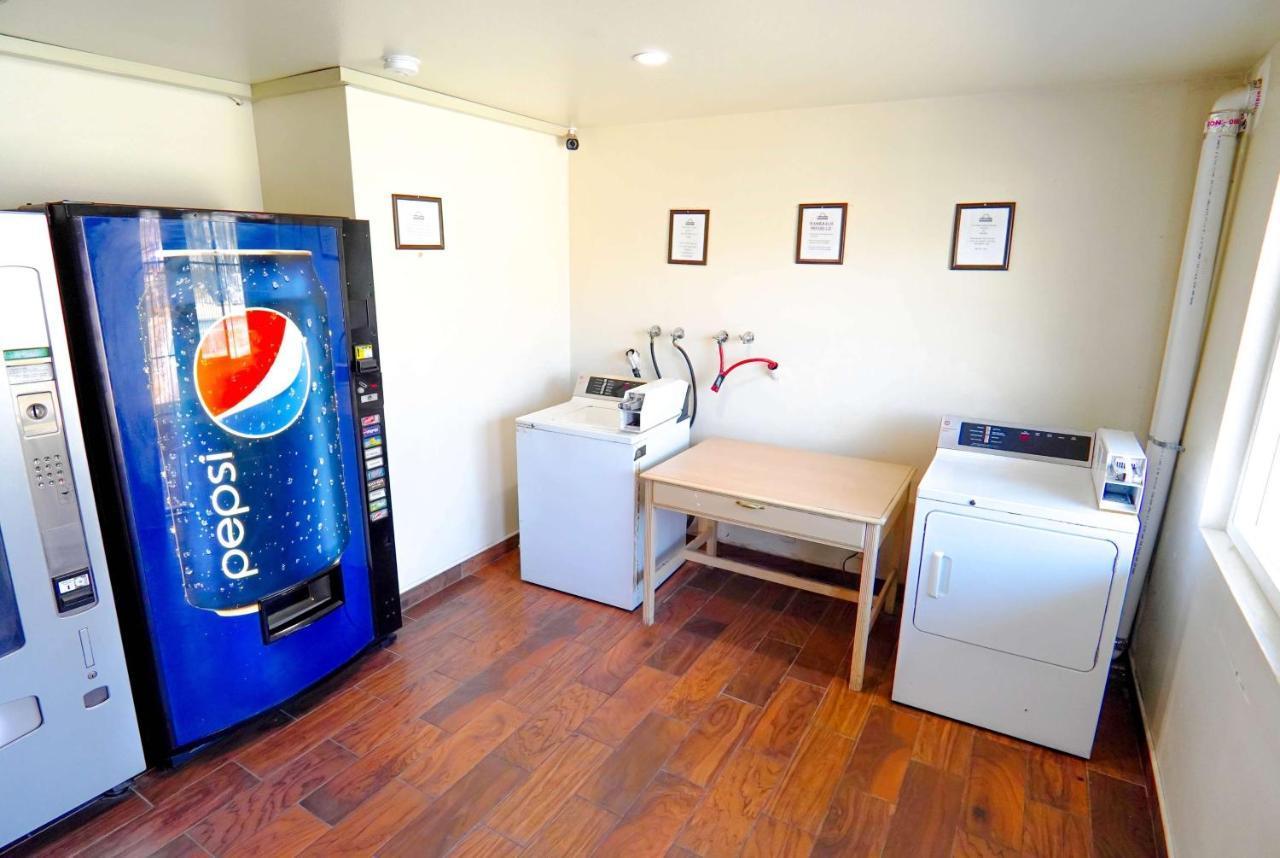 Beyond Stay Hotel Victorville Downtown Bagian luar foto