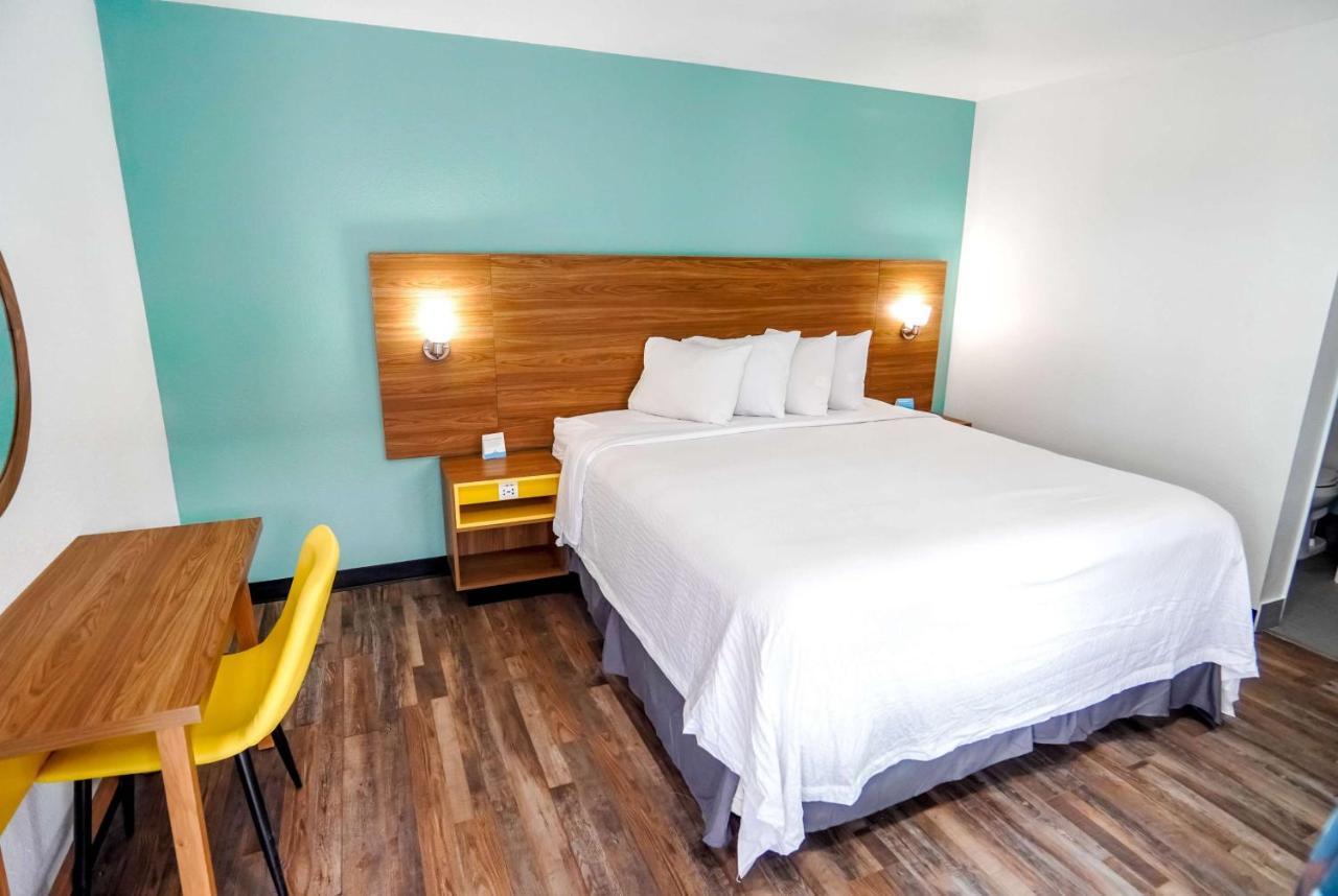 Beyond Stay Hotel Victorville Downtown Bagian luar foto